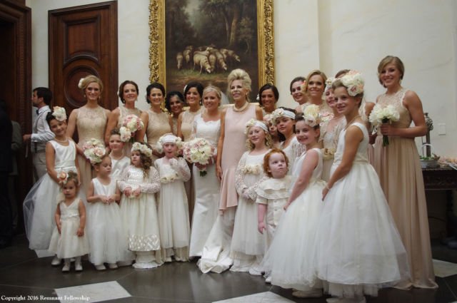 18 Inspirasi Foto Pengantin Wanita Saat Foto Bareng Flower Girl. Momen Uwuwu-nya Dapet Banget!