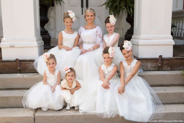 18 Inspirasi Foto Pengantin Wanita Saat Foto Bareng Flower Girl. Momen Uwuwu-nya Dapet Banget!