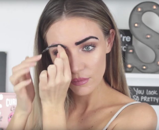 Lagi-lagi Tren Alis. Kali Ini Ada Eyebrow Wigs; Tinggal Rekatkan Wajah Langsung Cantik!