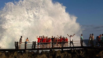 Gara-gara Foto Selfie, Wisatawan Terluka Parah Akibat Terhantam Ombak Besar di Water Blow, Bali!