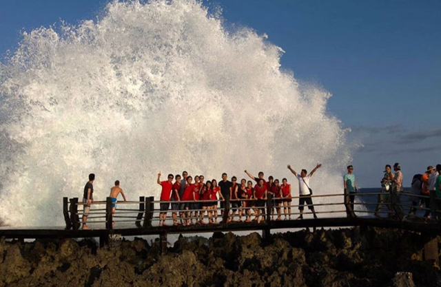 Gara-gara Foto Selfie, Wisatawan Terluka Parah Akibat Terhantam Ombak Besar di Water Blow, Bali!