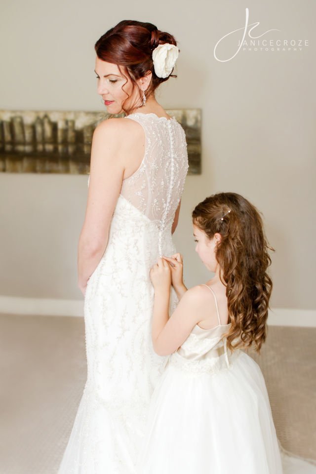 18 Inspirasi Foto Pengantin Wanita Saat Foto Bareng Flower Girl. Momen Uwuwu-nya Dapet Banget!