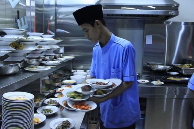 Kalau lagi laper banget, memang cocoknya makan di Rumah Makan Padang aja