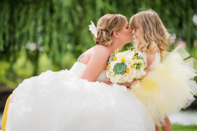 18 Inspirasi Foto Pengantin Wanita Saat Foto Bareng Flower Girl. Momen Uwuwu-nya Dapet Banget!