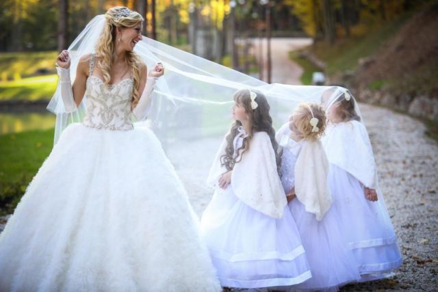 18 Inspirasi Foto Pengantin Wanita Saat Foto Bareng Flower Girl. Momen Uwuwu-nya Dapet Banget!