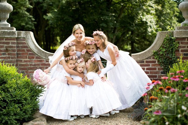 18 Inspirasi Foto Pengantin Wanita Saat Foto Bareng Flower Girl. Momen Uwuwu-nya Dapet Banget!