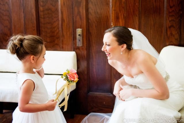 18 Inspirasi Foto Pengantin Wanita Saat Foto Bareng Flower Girl. Momen Uwuwu-nya Dapet Banget!