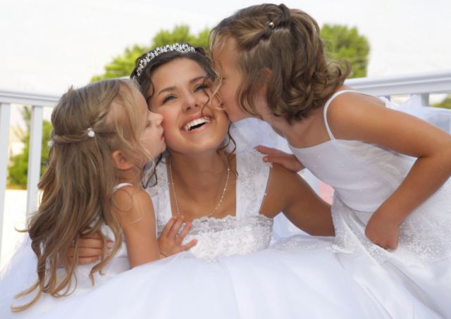 18 Inspirasi Foto Pengantin Wanita Saat Foto Bareng Flower Girl. Momen Uwuwu-nya Dapet Banget!