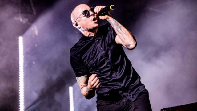 Kehidupan dan Karier Chester Bennington dari Awal Hingga Akhir Hayatnya. Asli Bikin Patah Hati!