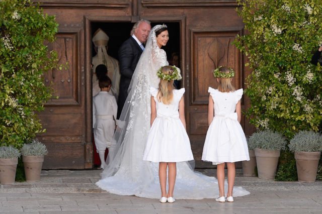 18 Inspirasi Foto Pengantin Wanita Saat Foto Bareng Flower Girl. Momen Uwuwu-nya Dapet Banget!