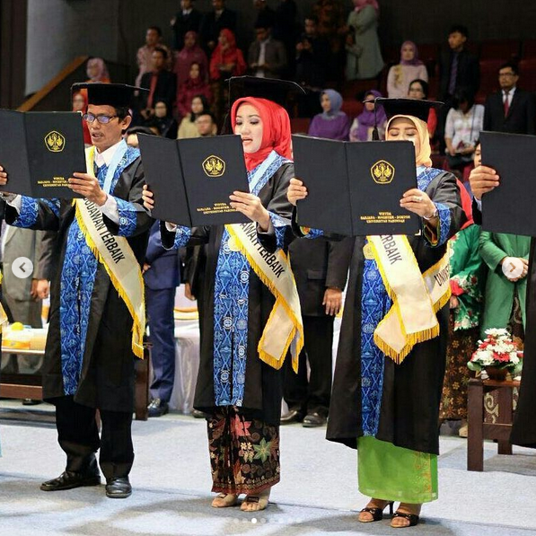 Meski Sibuk Mendampingi Ridwan Kamil, Ibu Walikota Bandung Diam-Diam Sudah Wisuda. Keren Si Cinta!