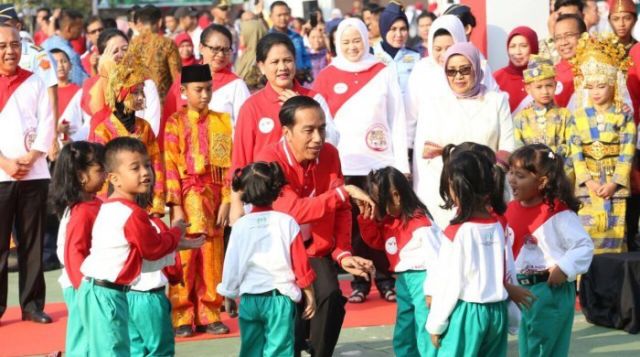 Pak Jokowi Lakukan Pertunjukan Sulap di Acara Hari Anak Nasional. Presiden Satu ini Memang Beda!