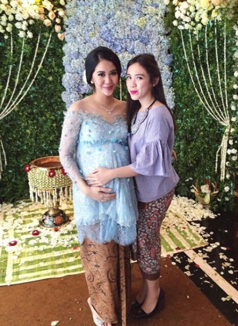 13 Inspirasi Style Kebaya Untukmu yang Sedang Berbadan Dua. Hamil pun Tetap Harus Modis, Dong!