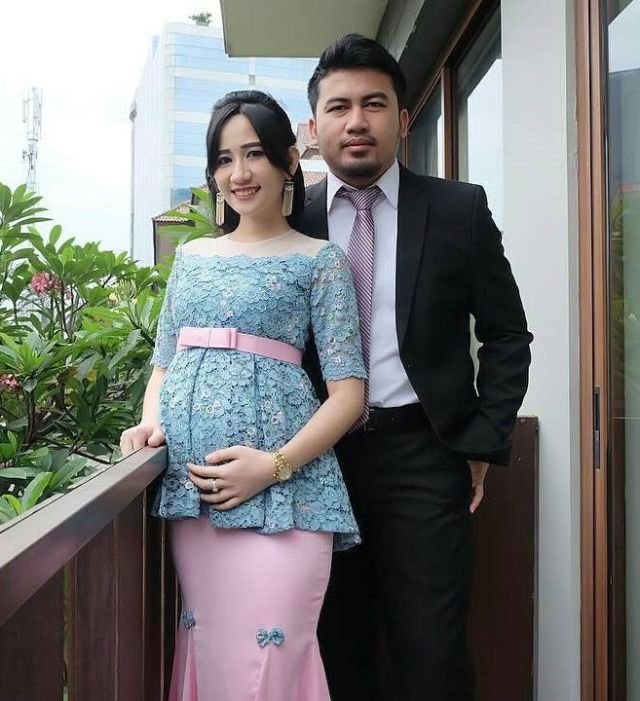 13 Inspirasi Style Kebaya Untukmu yang Sedang Berbadan Dua. Hamil pun Tetap Harus Modis, Dong!