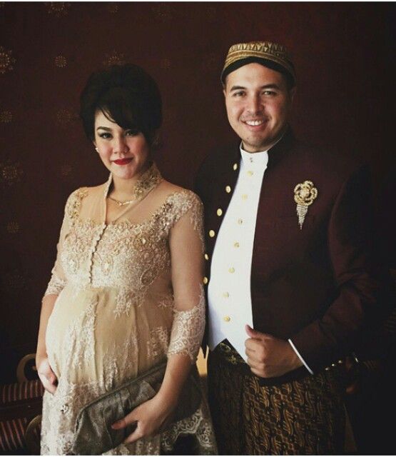 13 Inspirasi Style Kebaya Untukmu yang Sedang Berbadan Dua. Hamil pun Tetap Harus Modis, Dong!