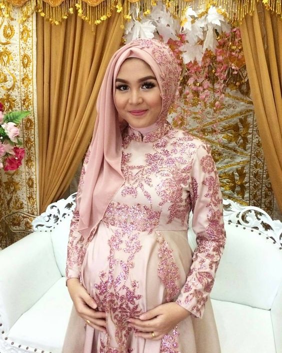 13 Inspirasi Style Kebaya Untukmu yang Sedang Berbadan Dua. Hamil pun Tetap Harus Modis, Dong!