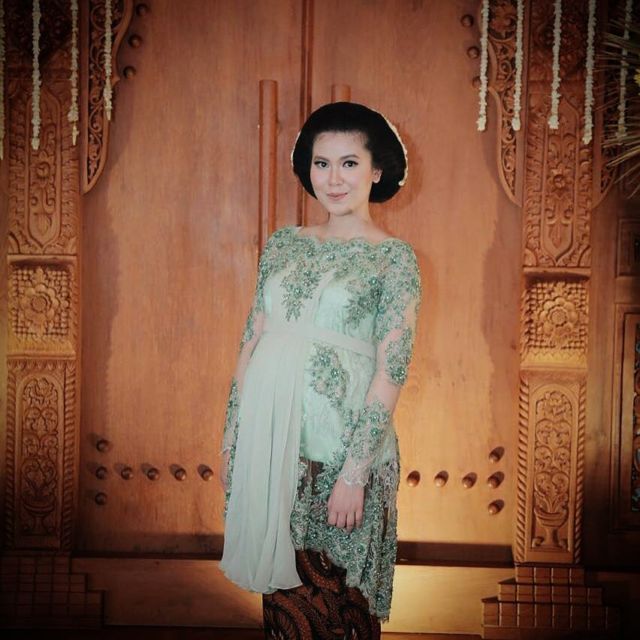 13 Inspirasi Style Kebaya Untukmu yang Sedang Berbadan Dua. Hamil pun Tetap Harus Modis, Dong!