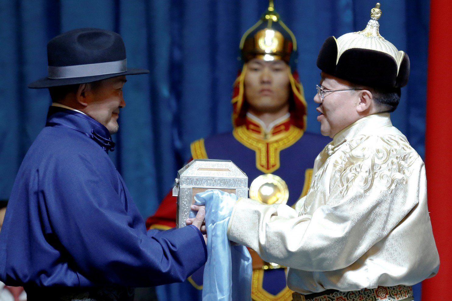 Khaltmaa Battulga, Mantan Atlet Sambo yang Jadi Presiden Mongolia. Nggak Butuh Paspampres Kayaknya!