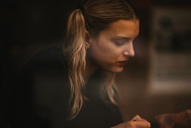 blonde-hair-woman-sitting-holding-her-hands