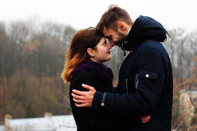 young-couple-on-woman-during-winter