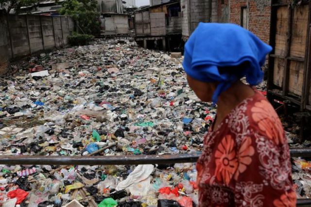 Ada Solusi Baru Atasi Limbah Plastik. Plastik Bekas Bakal Diubah Jadi Jalan Raya, Keren Nih!