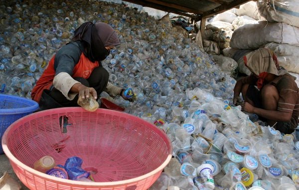 Ada Solusi Baru Atasi Limbah Plastik. Plastik Bekas Bakal Diubah Jadi Jalan Raya, Keren Nih!