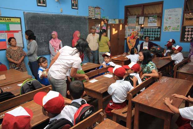 Sekolah Aja Belum Mulai, Tapi Orangtua Murid Udah Berebut Bangku, Sampai Tasnya Dipaku dan Dilakban