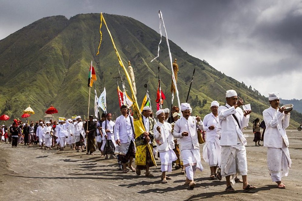 Upacara Yadnya Kasada di Bromo Bakal Segera Digelar. Begini Tipsnya Kalau Kamu Datang ke Sana!