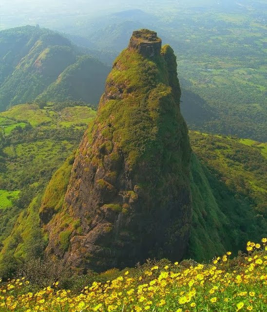 Kalavantin Durg, Benteng dengan Trek Tangga Curam Paling Berbahaya di Dunia. Ngilu Banget Liatnya!