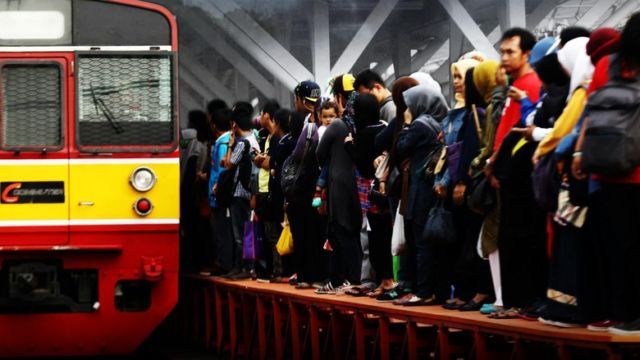 Penumpang Commuter Line sudah tidak sabar