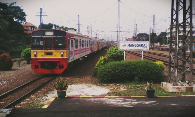 Commuter Line di stasiun Manggarai