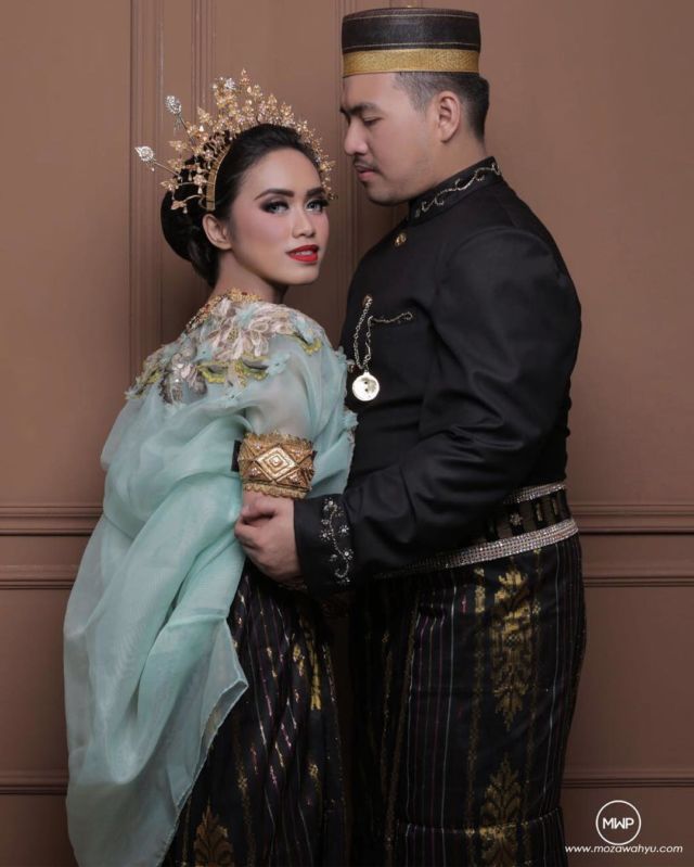 Khidmatnya Sesi Prewedding Menggunakan Pakaian Adat Daerah, 16 Inspirasinya Ini Bikin Terperangah!