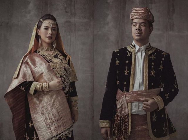 Khidmatnya Sesi Prewedding Menggunakan Pakaian Adat Daerah, 16 Inspirasinya Ini Bikin Terperangah!