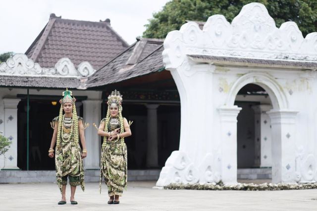 Khidmatnya Sesi Prewedding Menggunakan Pakaian Adat Daerah, 16 Inspirasinya Ini Bikin Terperangah!