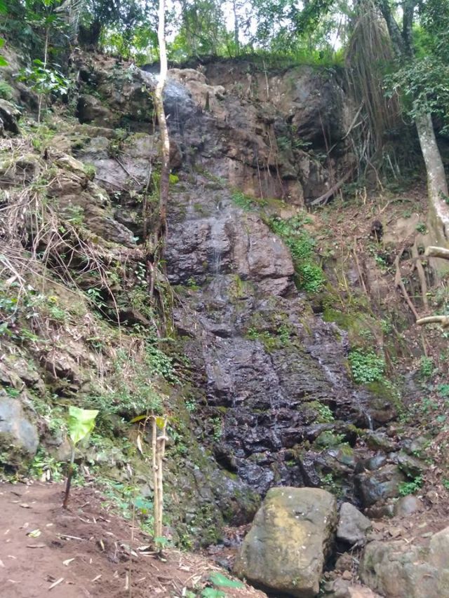 Wisatawan Ini Kesal Ketika Liburan ke Grojokan Secepit tapi Tak Ada Air Terjunnya Sama Sekali! Kocak Abis Sih