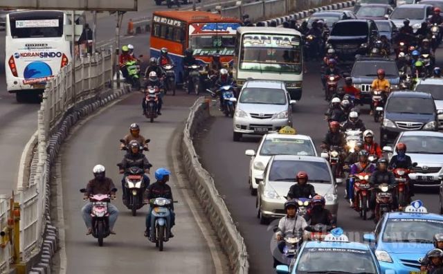 Kembali Tertangkap Kamera, Jalur Busway 'Dijajah' yang Tidak Berhak. Bahkan Berani Berlawanan Arah