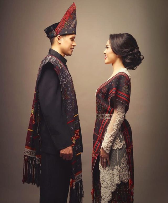 Khidmatnya Sesi Prewedding Menggunakan Pakaian Adat Daerah, 16 Inspirasinya Ini Bikin Terperangah!