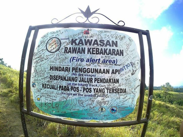 Miris, Hutan di Gunung Rinjani Terbakar Hebat. Diduga Rokok Pendaki lah yang Jadi Penyebabnya!