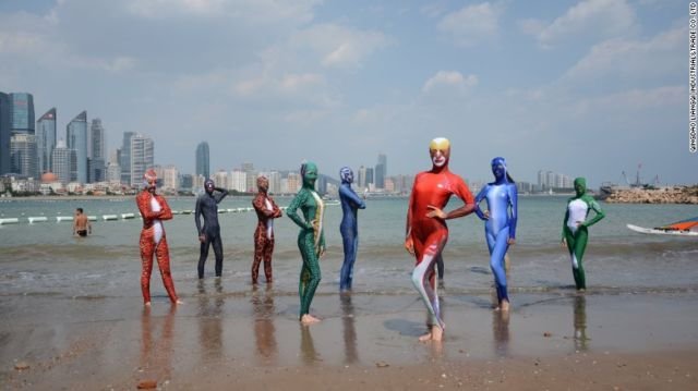 Facekini, Pakaian Renang yang Jadi Tren di China. Bentuknya Nyentrik dan Unik Banget Ya!