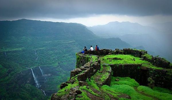 Kalavantin Durg, Benteng dengan Trek Tangga Curam Paling Berbahaya di Dunia. Ngilu Banget Liatnya!