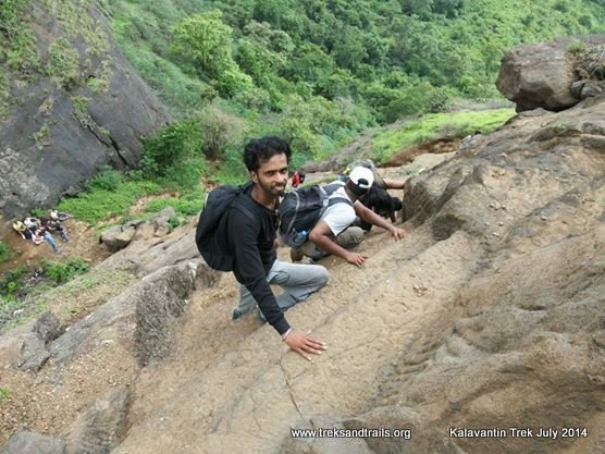 Kalavantin Durg, Benteng dengan Trek Tangga Curam Paling Berbahaya di Dunia. Ngilu Banget Liatnya!