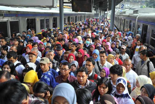 Penumpang Commuter Line turun di Stasiun