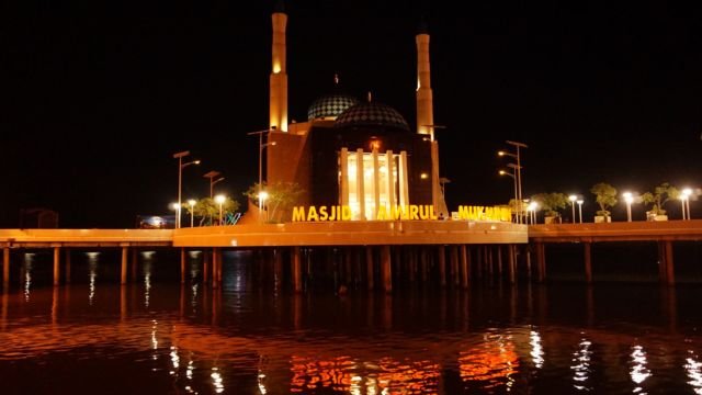 Ini Masjid Apungnya Makassar, Masjid Amirul Mukminin