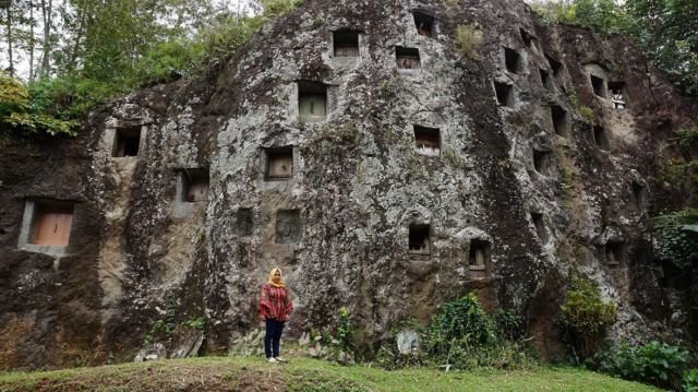 tebing ini adalah tempat pemakaman di Toraja, tapi kalian boleh foto kok