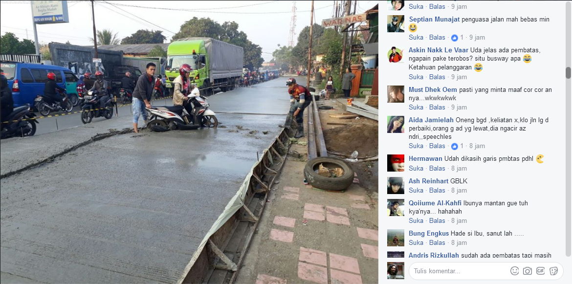 The Power of Emak-emak Beraksi Lagi. Terjebak Aspal Basah, Warganet Bilang Aspalnya yang Salah!