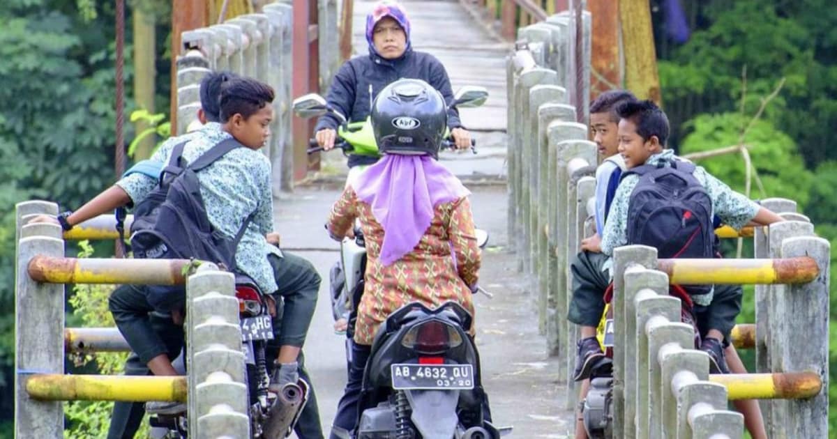 The Power of Emak-emak Beraksi Lagi. Terjebak Aspal Basah, Warganet Bilang Aspalnya yang Salah!