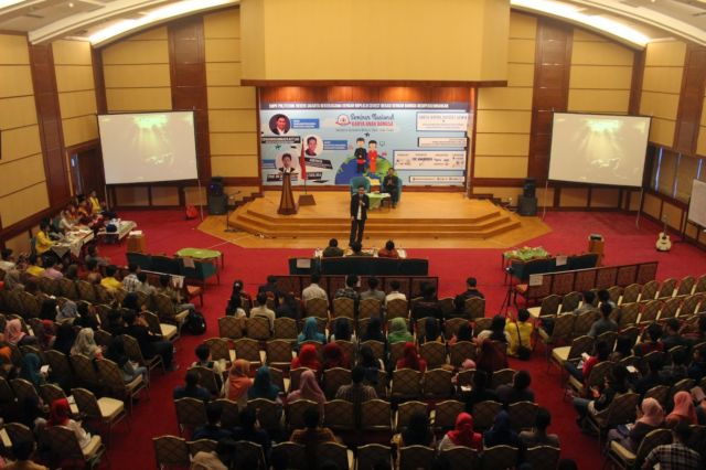 Mengikuti Seminar-seminar Nasional