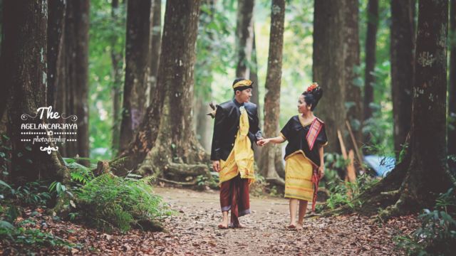 Khidmatnya Sesi Prewedding Menggunakan Pakaian Adat Daerah, 16 Inspirasinya Ini Bikin Terperangah!