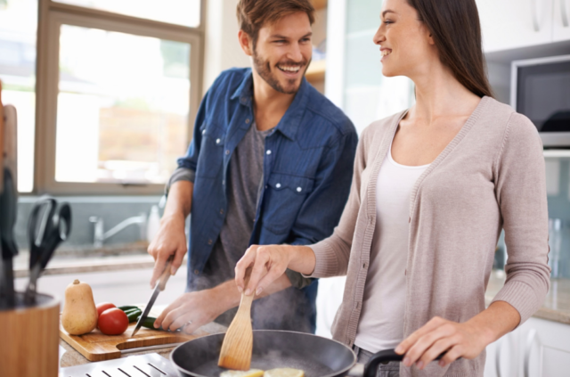 Memasak makanan bersama pasangan