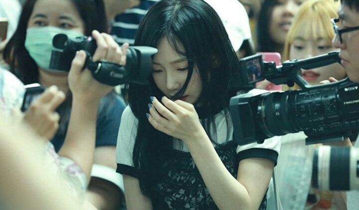 Diundang ke Countdown Asian Games di Indonesia, Taeyeon SNSD Geram dengan Ulah Fans di Bandara!